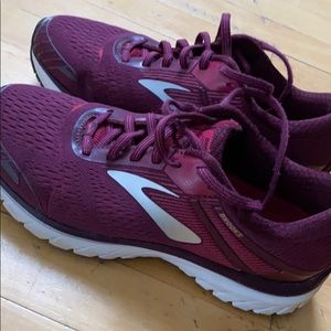 Brooks GTS 18 Adrenaline used size 9 maroon